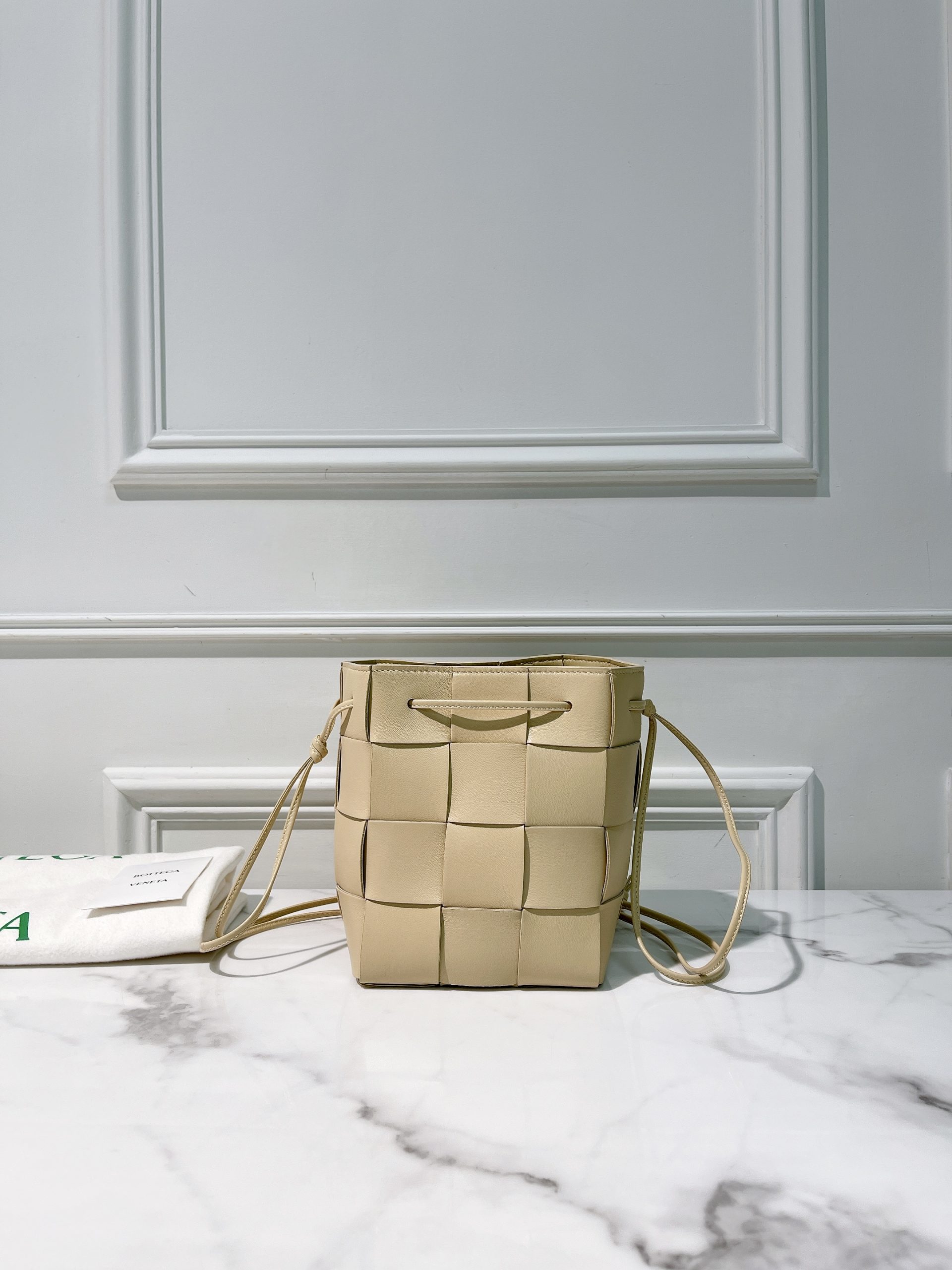 BOTTEGA VENETA SMALL CASSETTE BUCKET BAG - Ahli